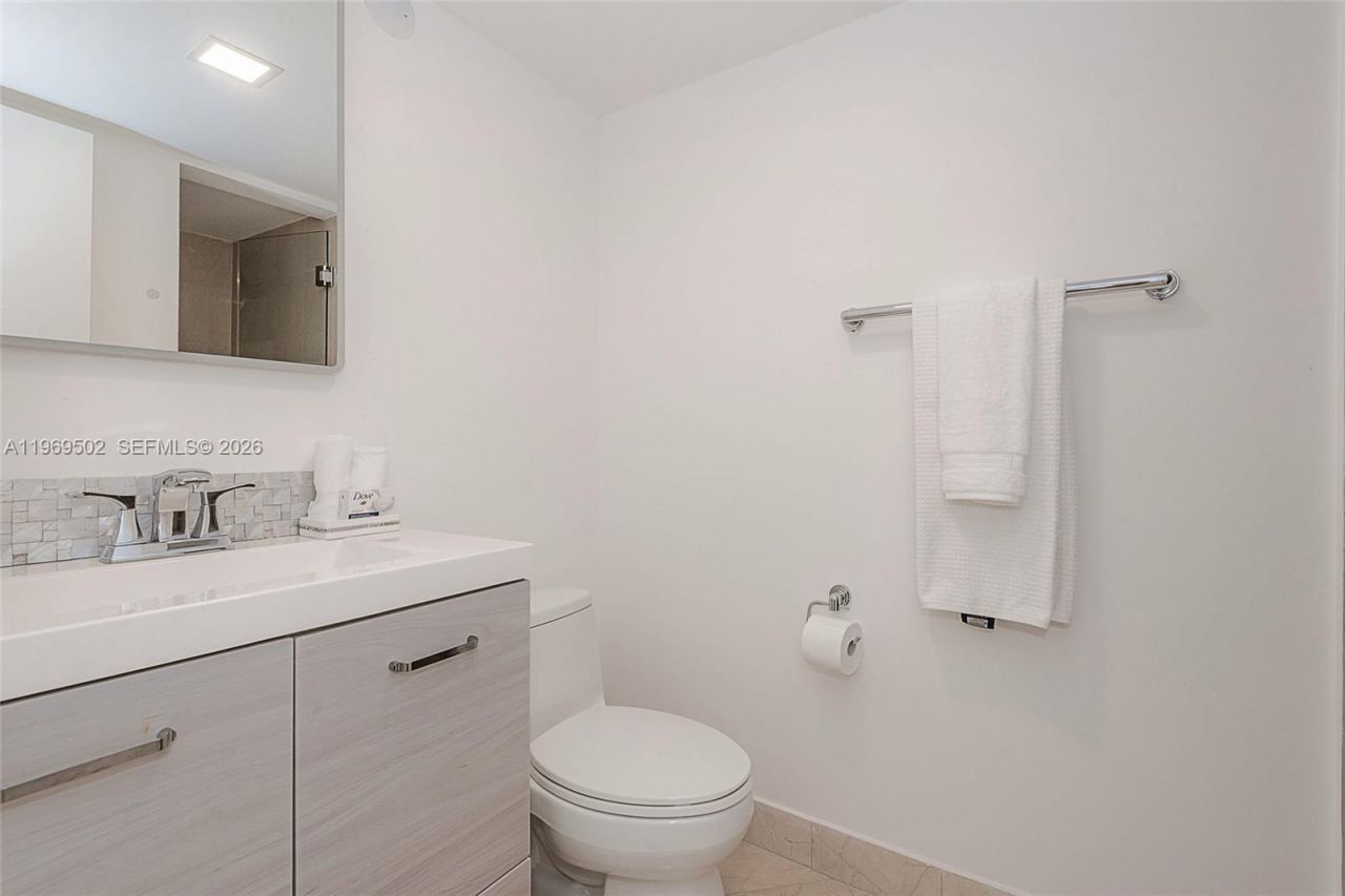 6423 Collins Ave , Unit 309, Miami Beach, FL 33141 Photo