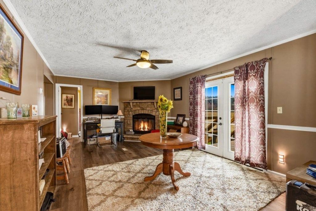 6049 Highway 389  Photo 4