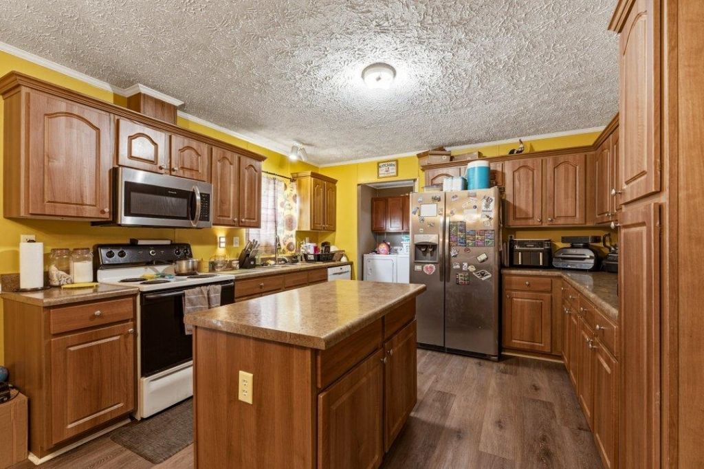 6049 Highway 389  Photo 7