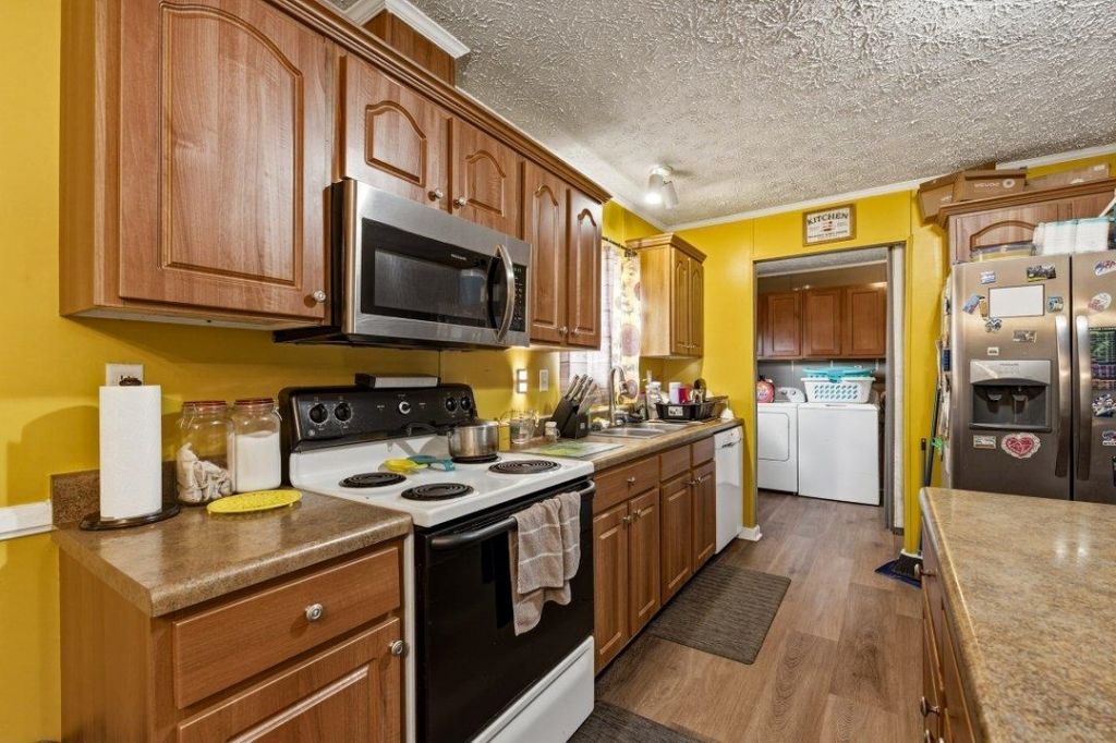 6049 Highway 389  Photo 8