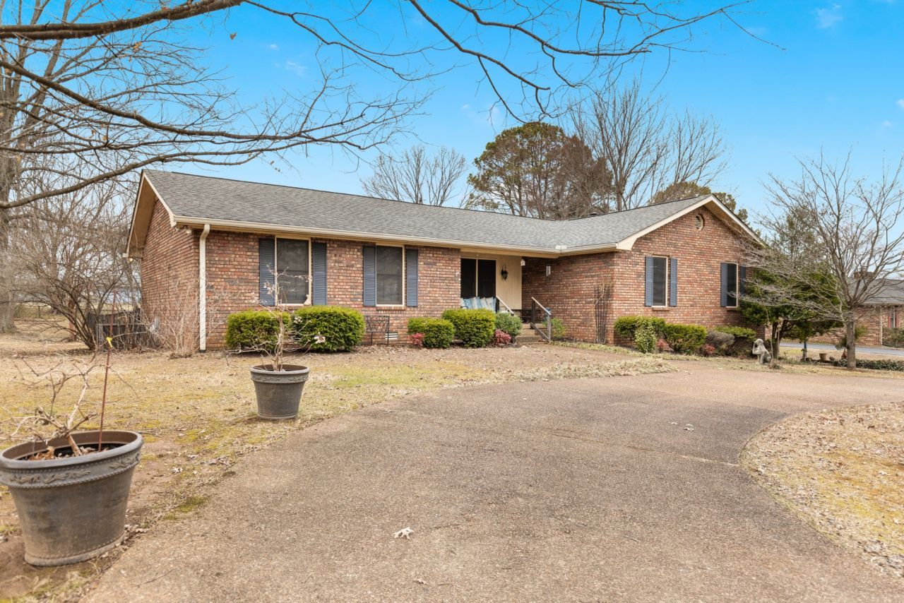 305 Mosley Dr, Springfield, TN 37172 Main Photo