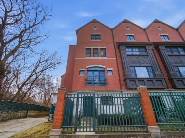 4323 W Peterson Avenue, Chicago, IL 60646