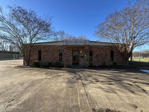 5267 Greenway Drive, Jackson, MS 39204