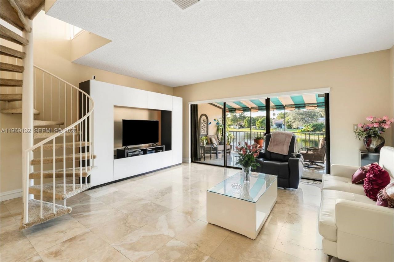 14842 Breckness Pl, Miami Lakes, FL 33016 Photo