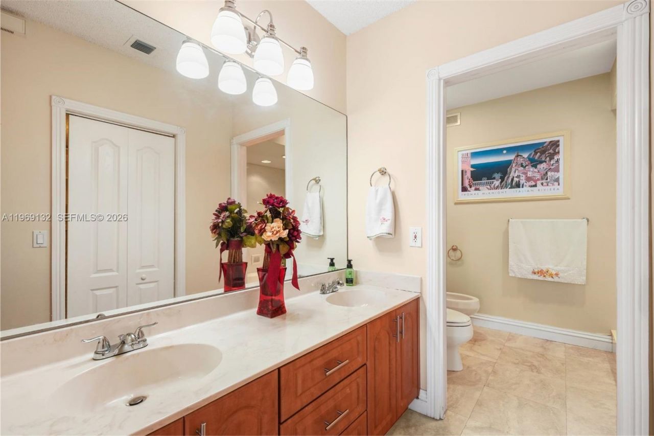 14842 Breckness Pl, Miami Lakes, FL 33016 Photo