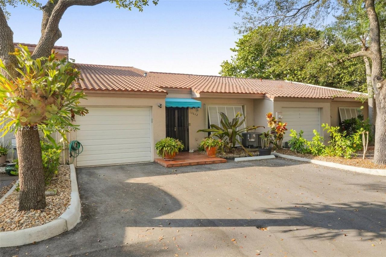 14842 Breckness Pl, Miami Lakes, FL 33016 Photo