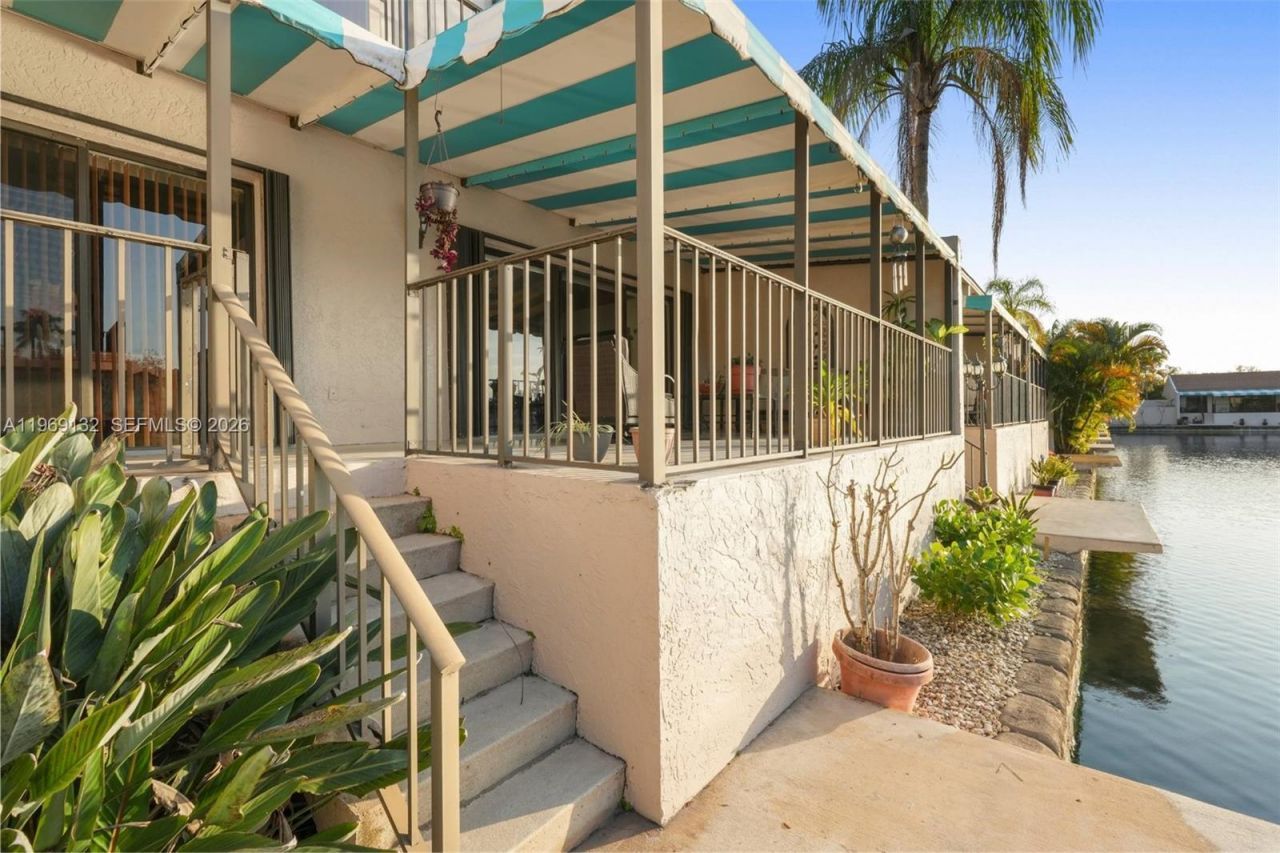 14842 Breckness Pl, Miami Lakes, FL 33016 Photo