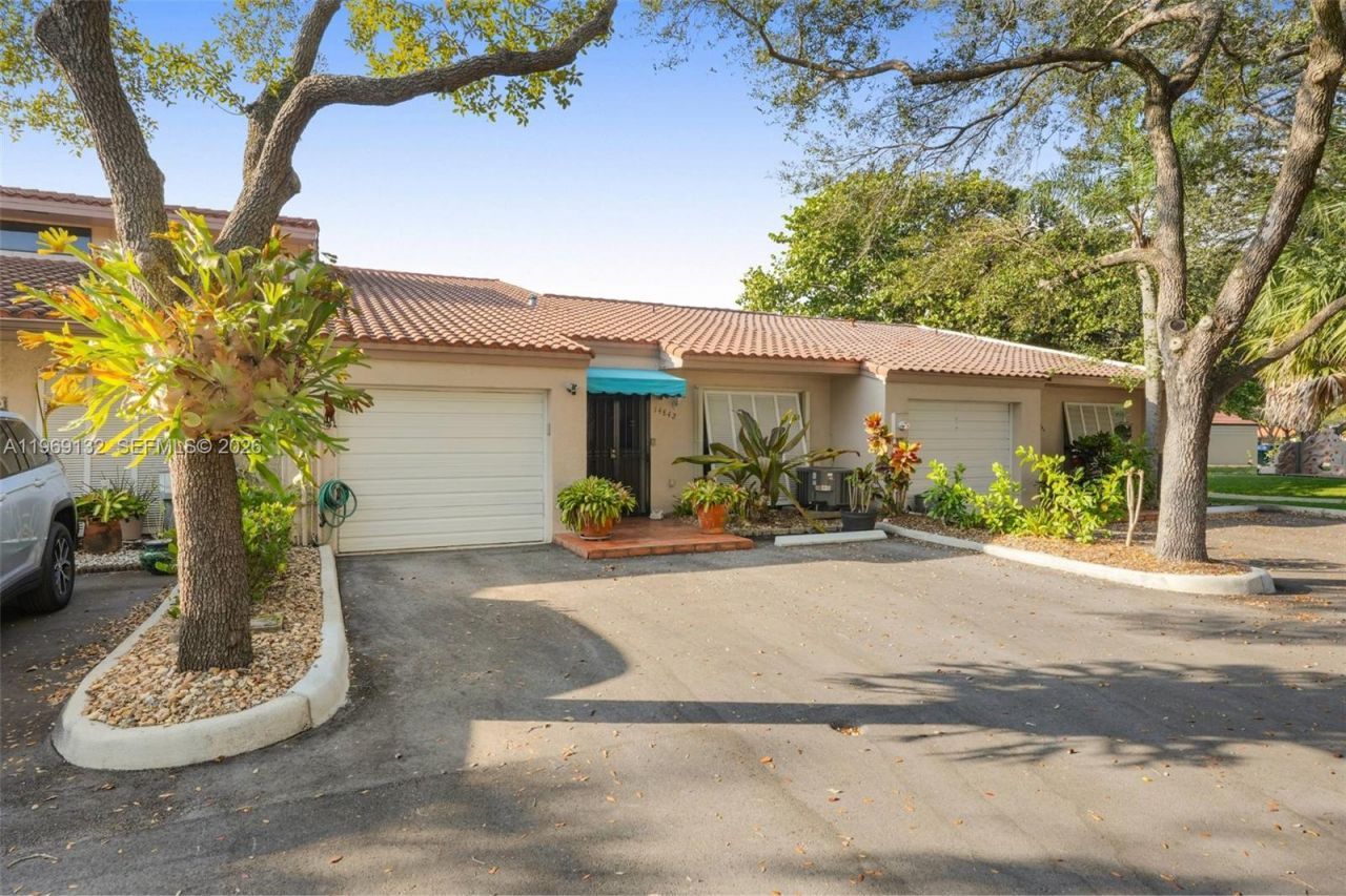 14842 Breckness Pl, Miami Lakes, FL 33016 Photo