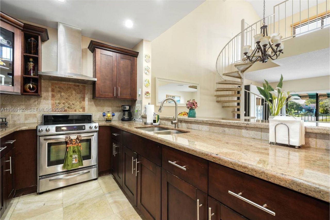 14842 Breckness Pl, Miami Lakes, FL 33016 Photo