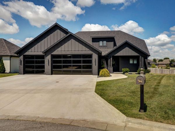 1527 N Edgemont Circle, Springfield, MO 65802