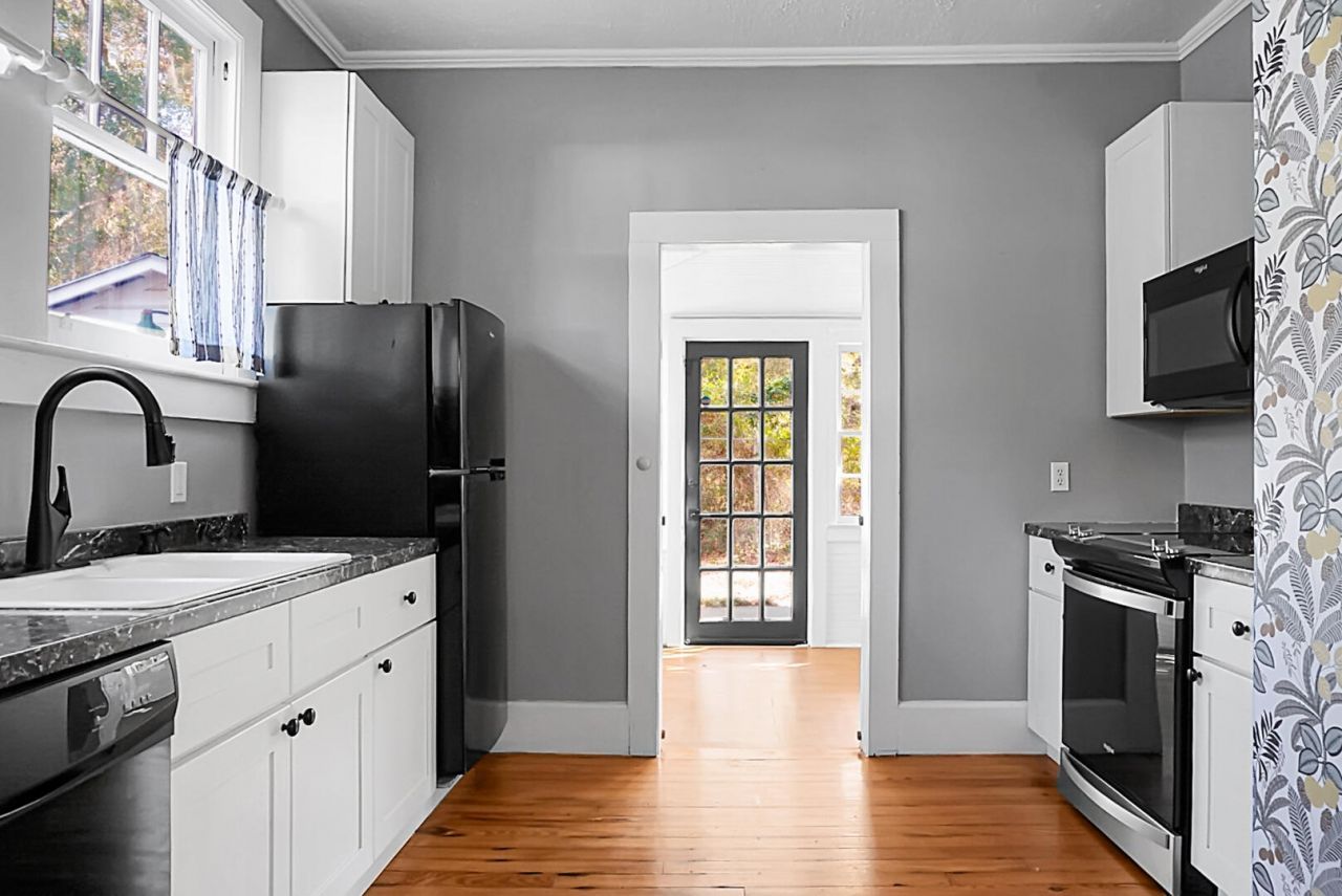 221 Brownlehe Street Photo 17