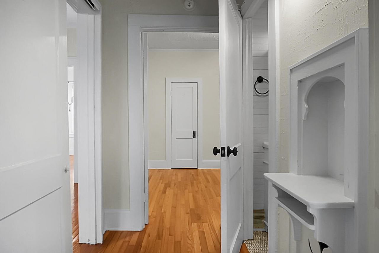 221 Brownlehe Street Photo 32