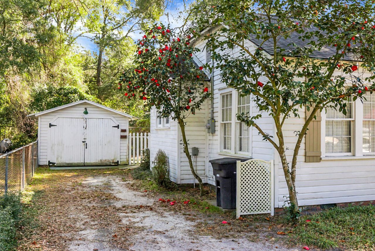 221 Brownlehe Street Photo 4