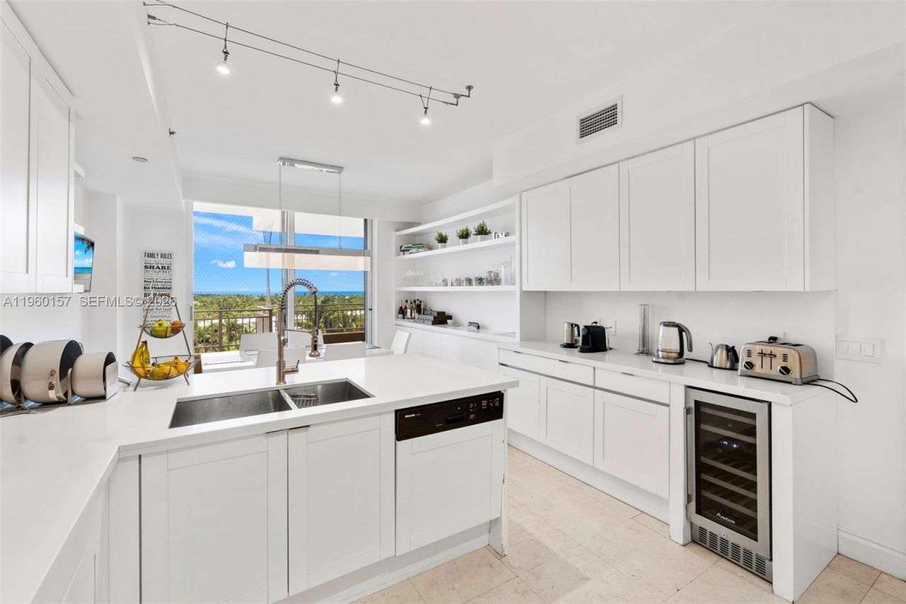 799 Crandon Blvd, Unit 605, Key Biscayne, FL 33149 Photo