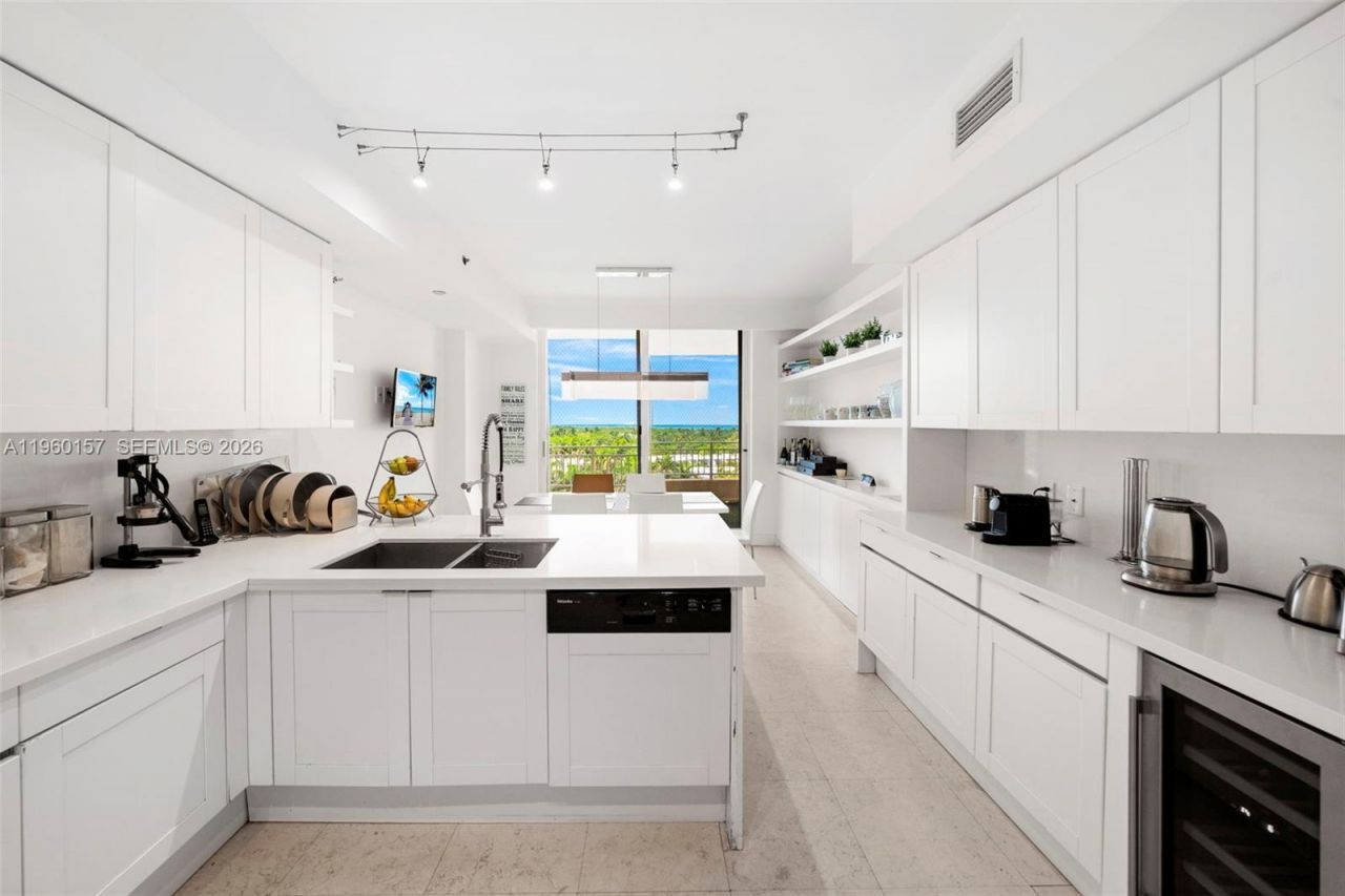 799 Crandon Blvd, Unit 605, Key Biscayne, FL 33149 Photo