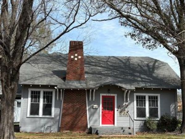 423 E Navasota Street , Groesbeck, TX 76642