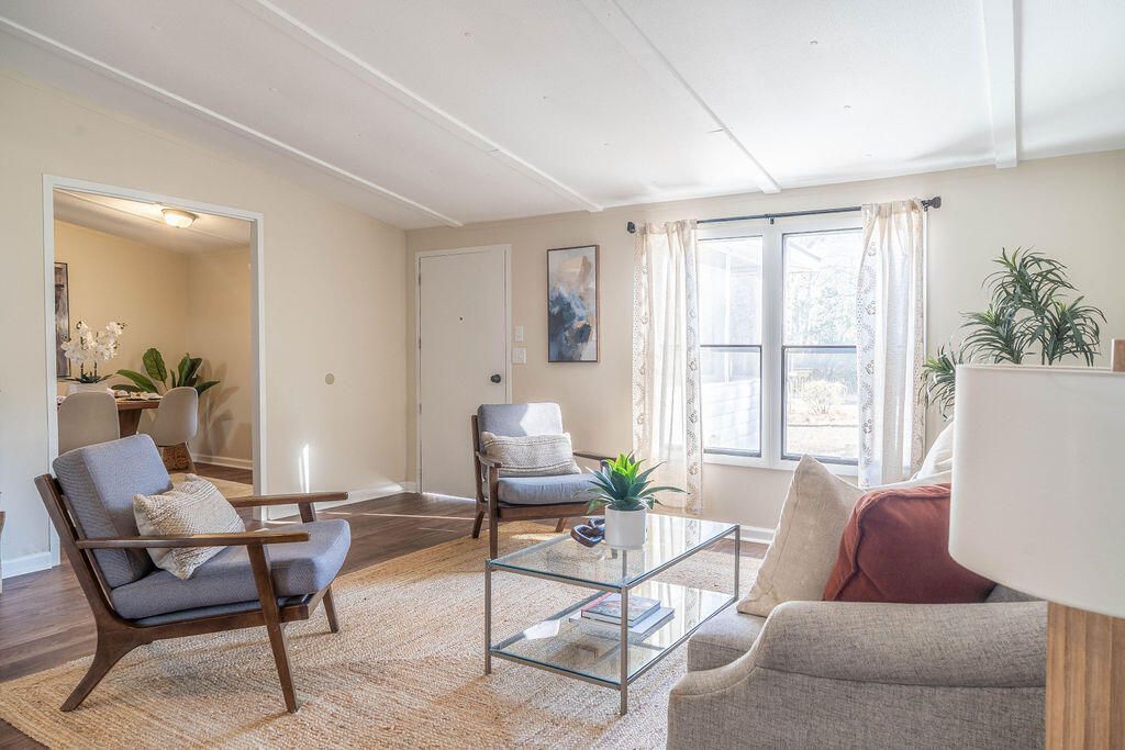 321 N Mano Street Photo 11