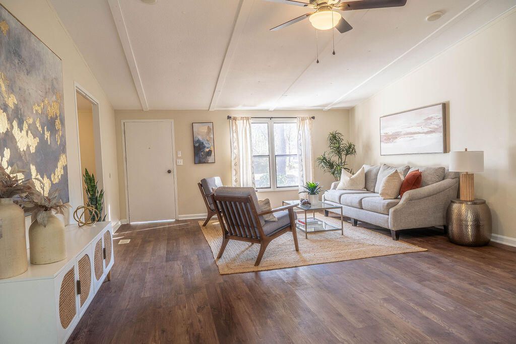 321 N Mano Street Photo 12