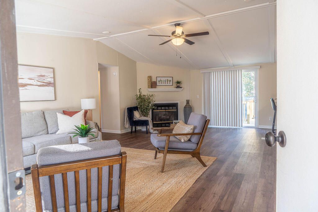 321 N Mano Street Photo 9