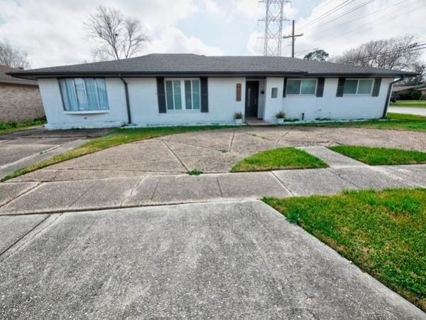 200 WILLOW Drive, Gretna, LA 70053