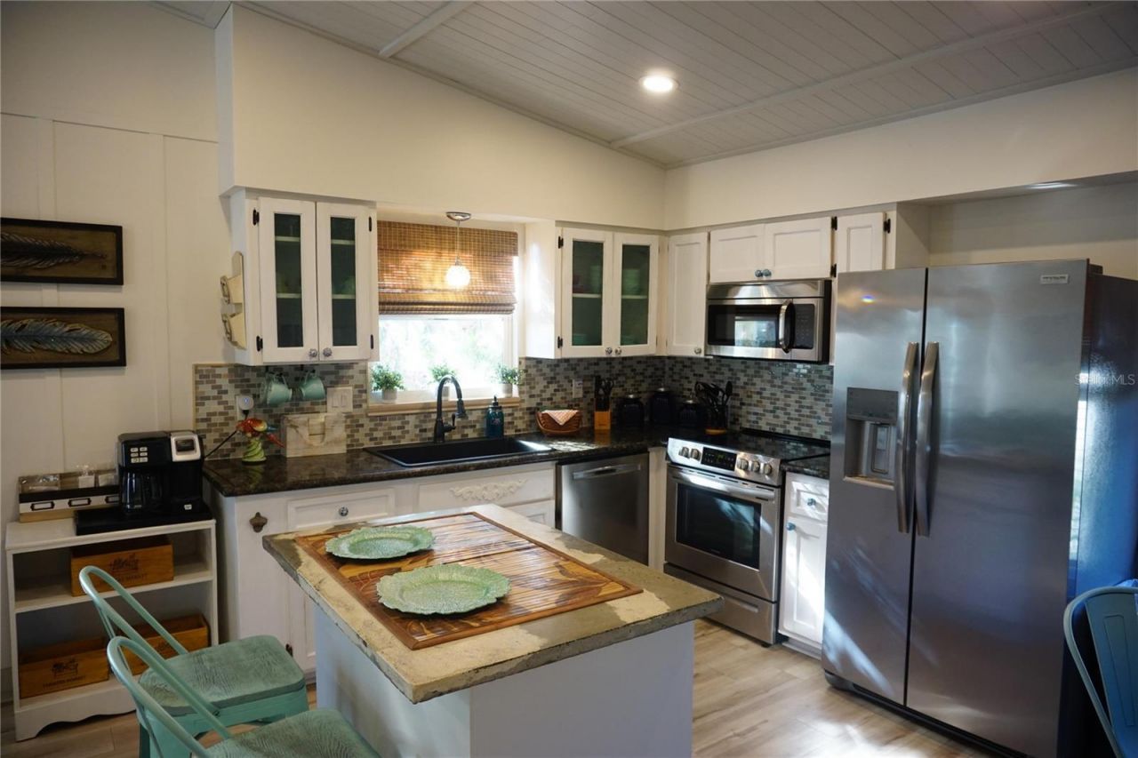 2504 Avenue B, Bradenton Beach, FL 34217 Photo