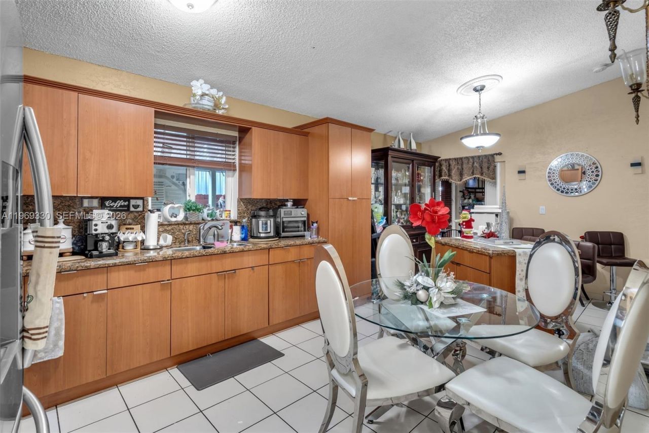 2775 W 71st Pl , Hialeah, FL 33016 Photo