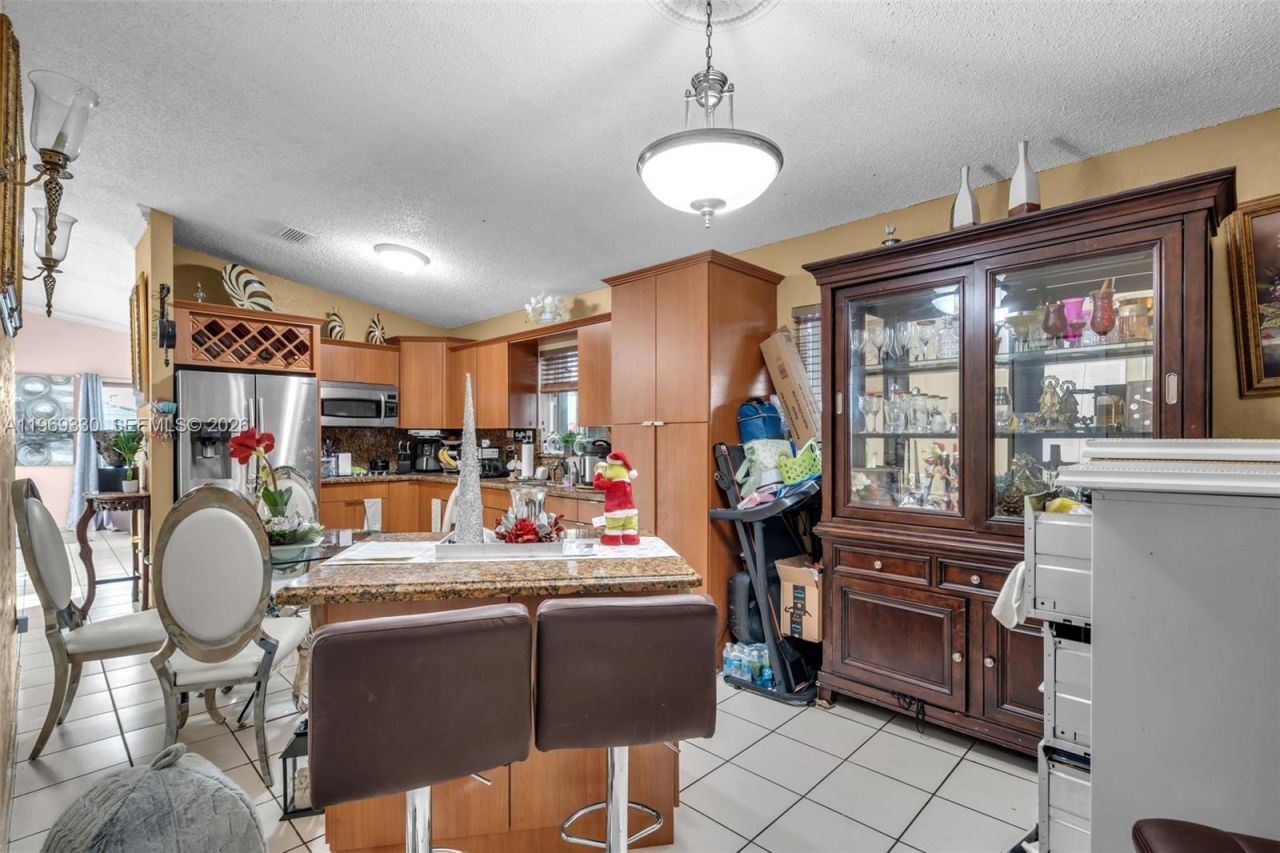 2775 W 71st Pl , Hialeah, FL 33016 Photo