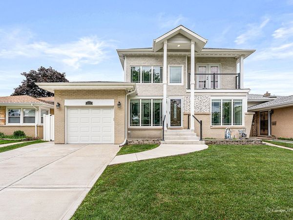 8820 N Elmore Street, Niles, IL 60714