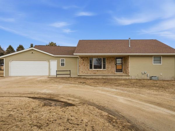2490 190th Avenue, Manchester, IA 52057