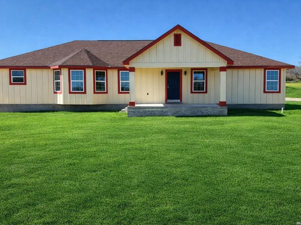 618 Cr 124, Floresville, TX 78114