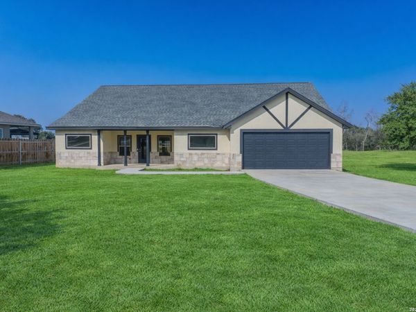 185 E Medium Meadow, Lytle, TX 78052