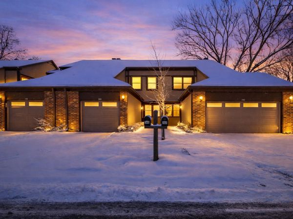 302 Linden Lane, Wheeling, IL 60090