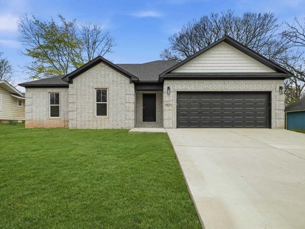 303 1/2 N West Street, Morrilton, AR 72110