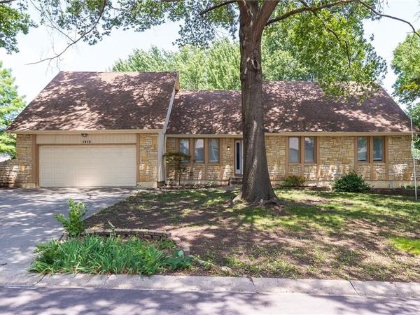 1912 NW Manor Drive, Blue Springs, MO 64014