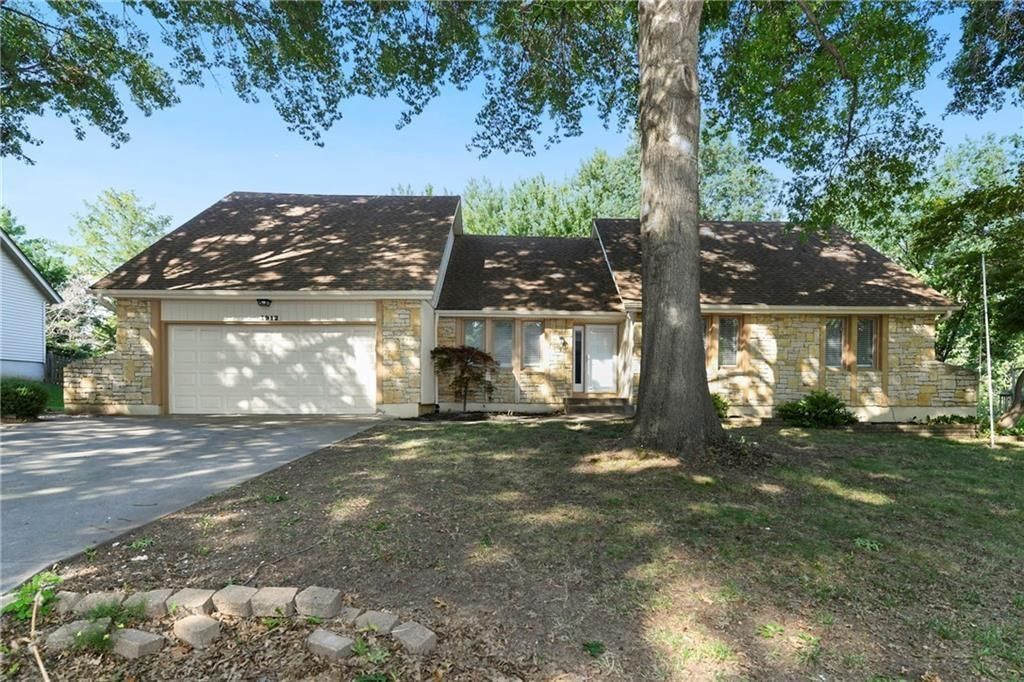 1912 NW Manor Drive, Blue Springs, MO 64014 Main Photo