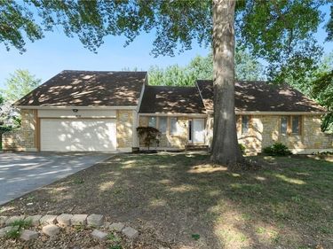 1912 NW Manor Drive, Blue Springs, MO 64014