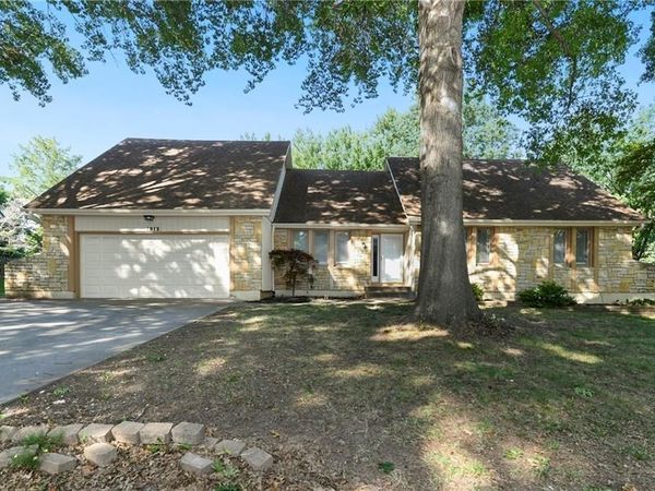 1912 NW Manor Drive, Blue Springs, MO 64014