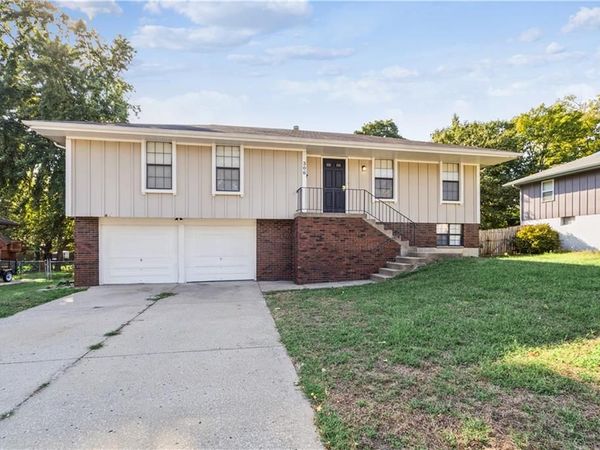 306 SW Sunset Drive, Lee's Summit, MO 64081