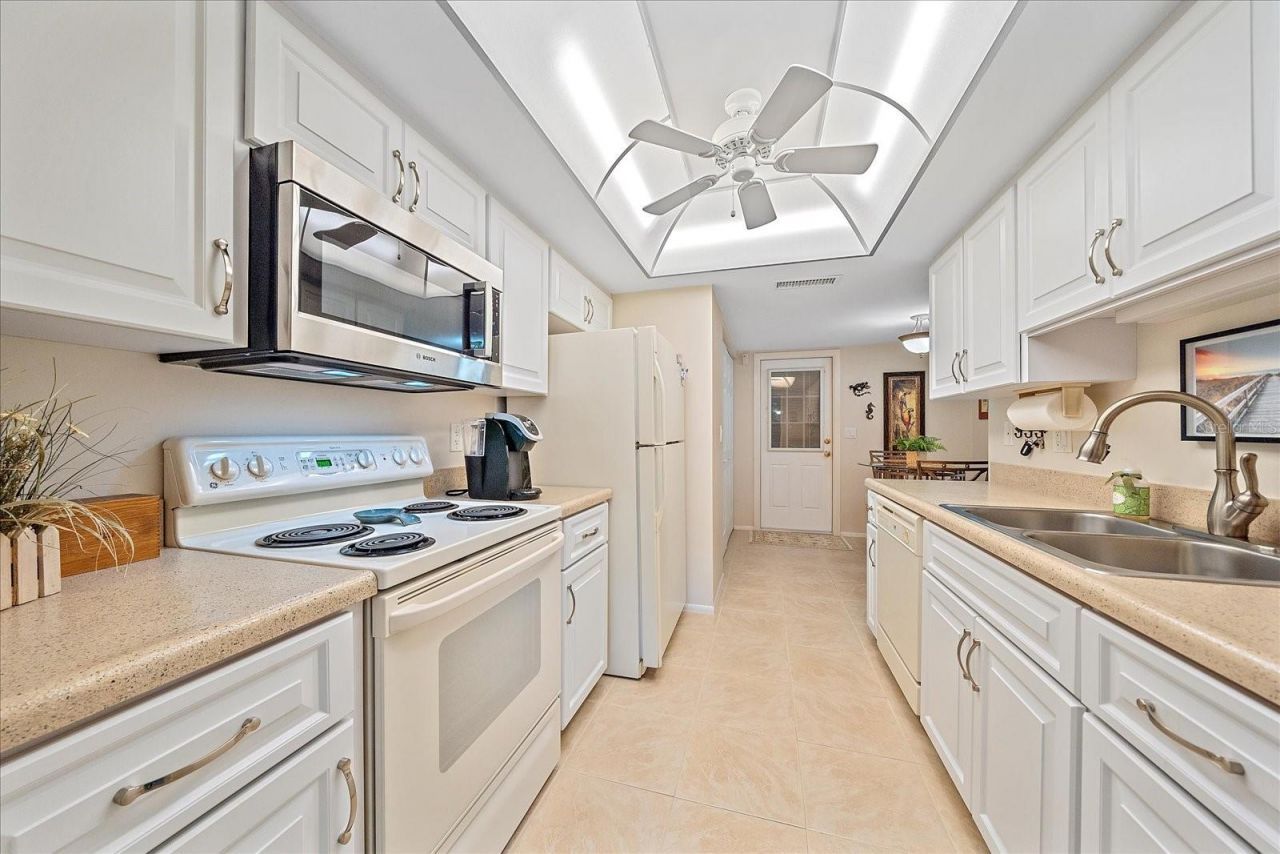 3135 Glen Elyn Boulevard, Unit 13, Sarasota, FL 34237 Photo