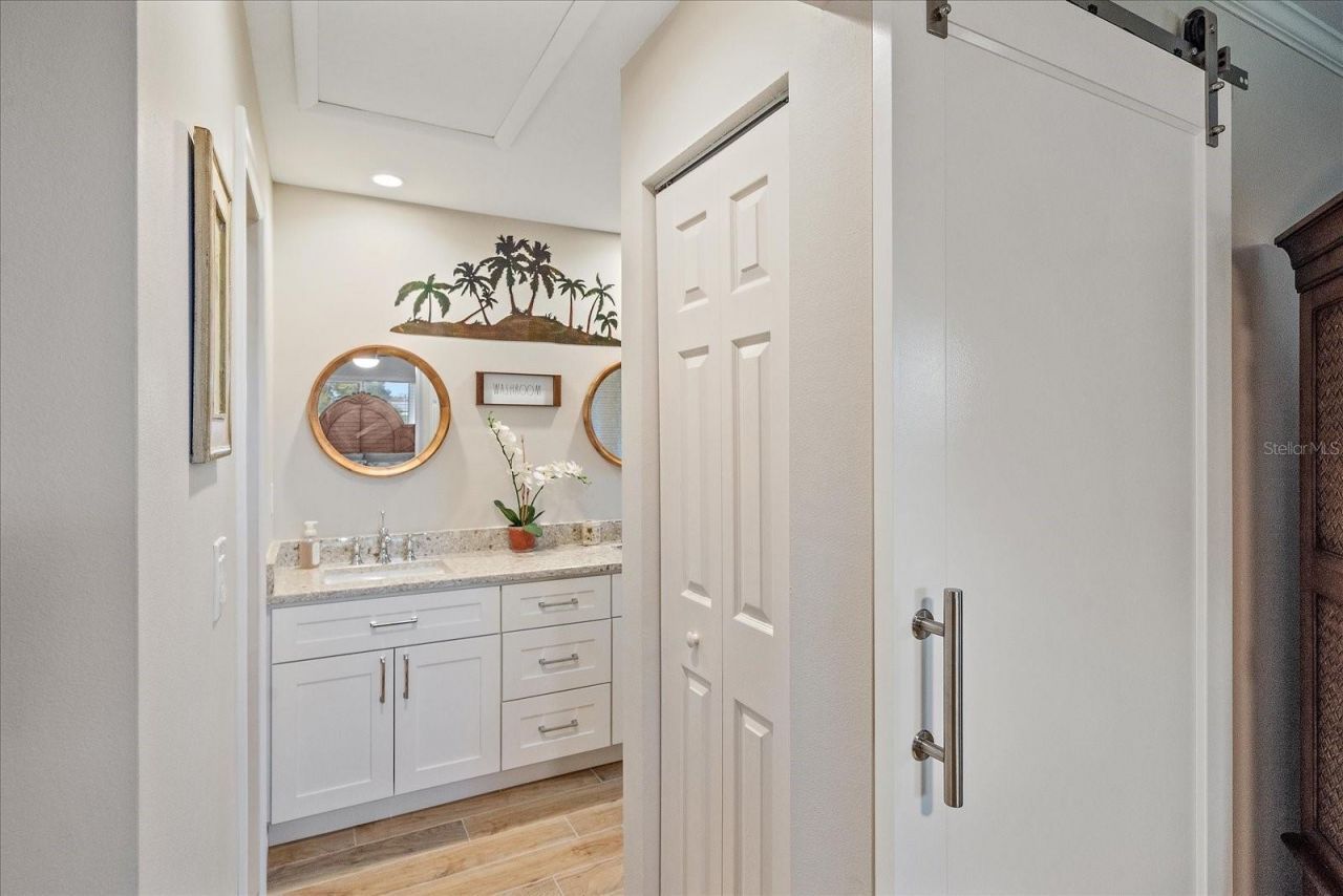 3135 Glen Elyn Boulevard, Unit 13, Sarasota, FL 34237 Photo