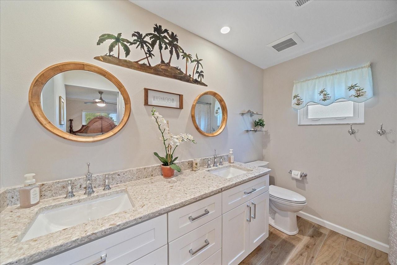 3135 Glen Elyn Boulevard, Unit 13, Sarasota, FL 34237 Photo