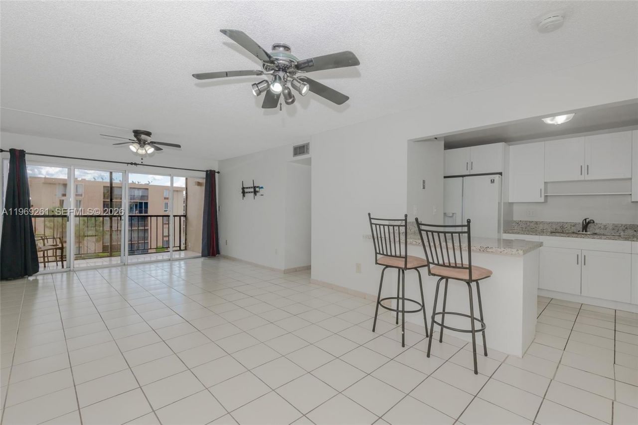 9150 Fontainebleau Blvd, Unit 402, Miami, FL 33172 Photo
