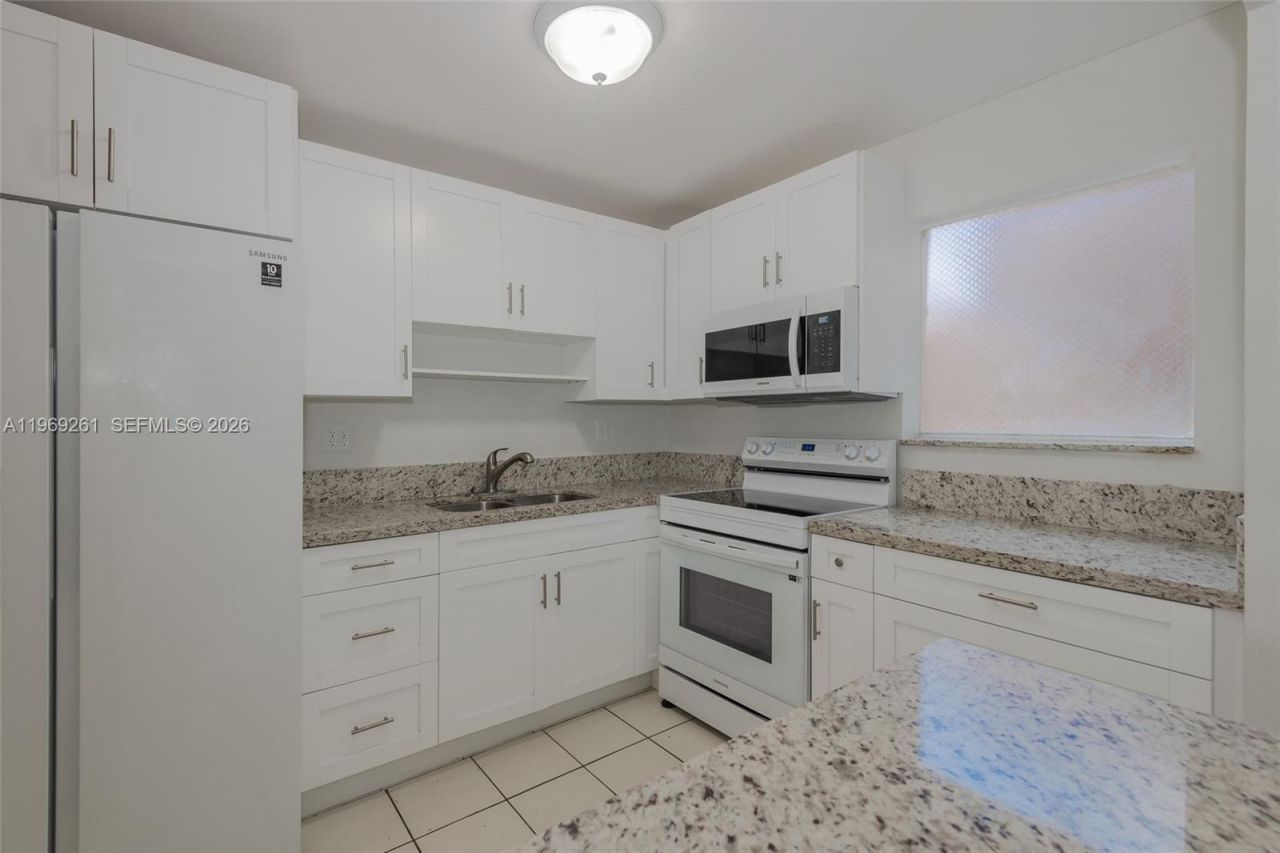 9150 Fontainebleau Blvd, Unit 402, Miami, FL 33172 Photo