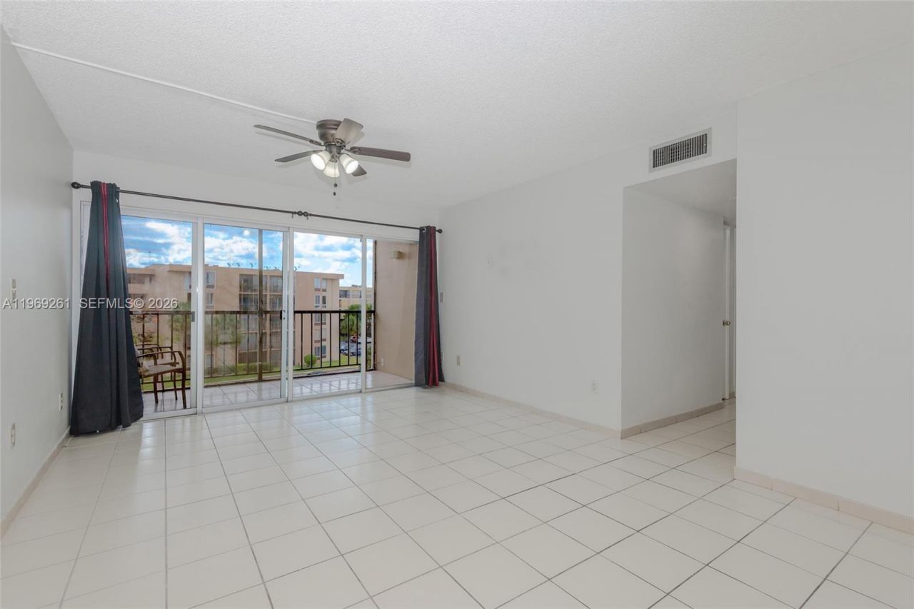 9150 Fontainebleau Blvd, Unit 402, Miami, FL 33172 Photo