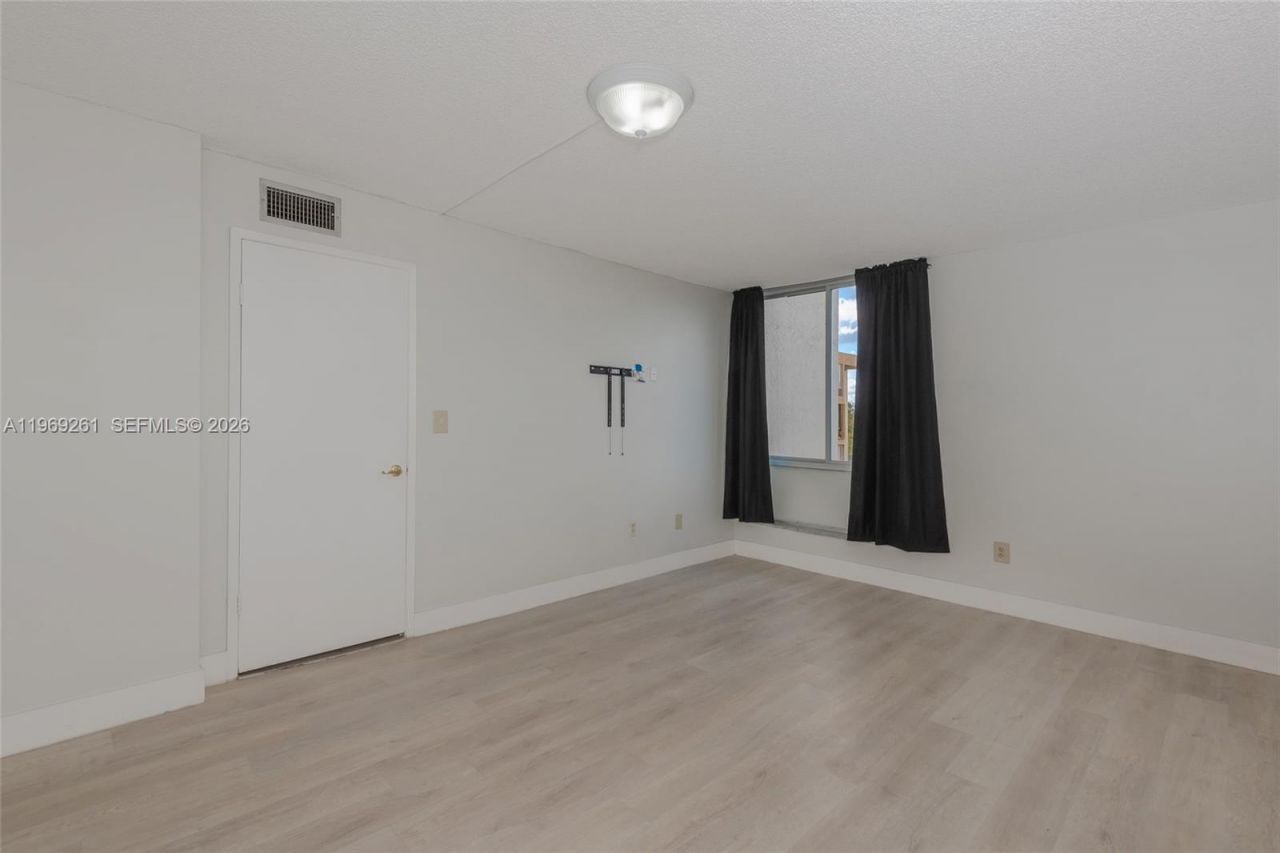 9150 Fontainebleau Blvd, Unit 402, Miami, FL 33172 Photo