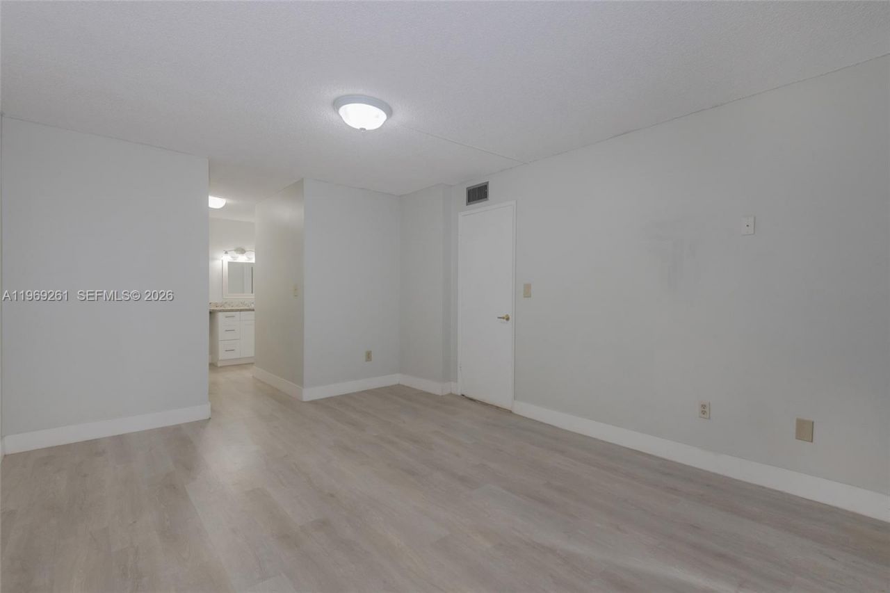 9150 Fontainebleau Blvd, Unit 402, Miami, FL 33172 Photo