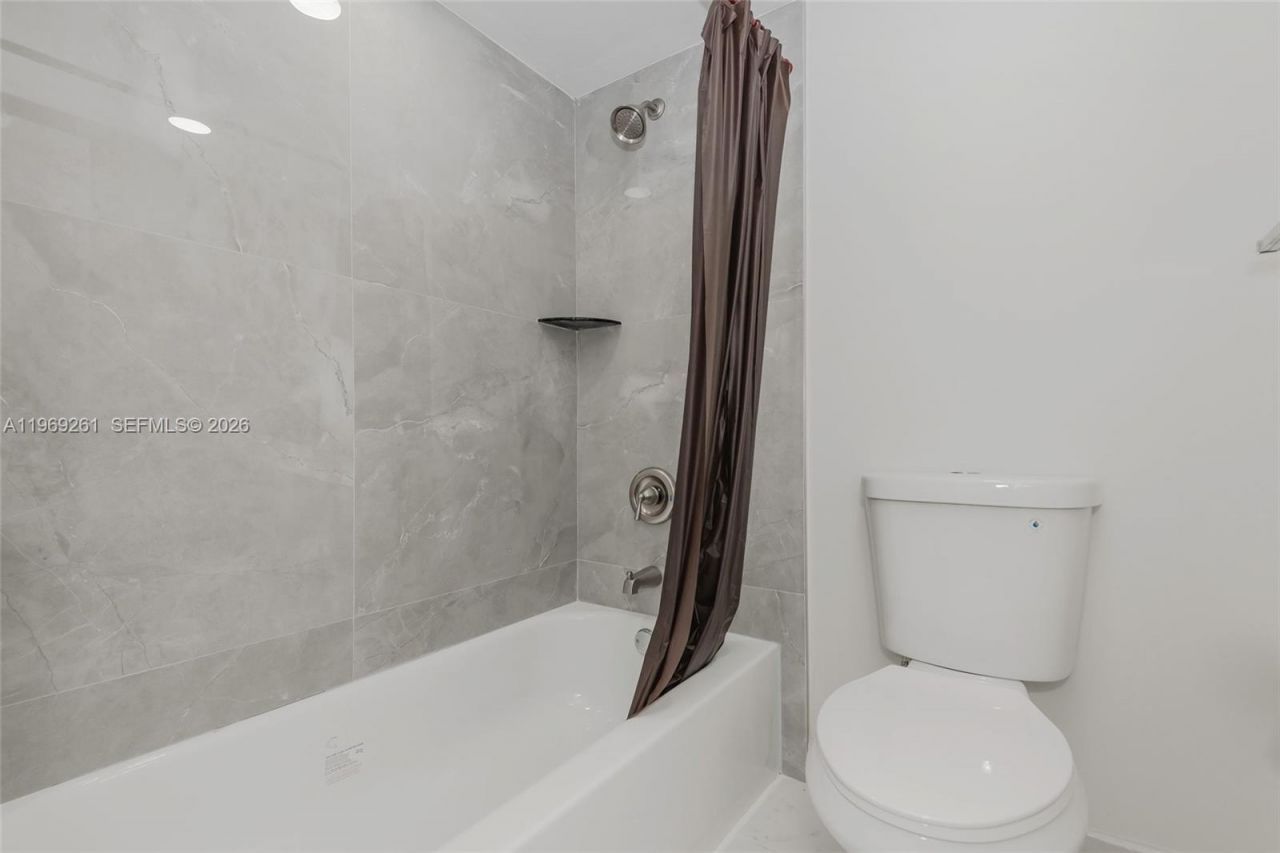9150 Fontainebleau Blvd, Unit 402, Miami, FL 33172 Photo