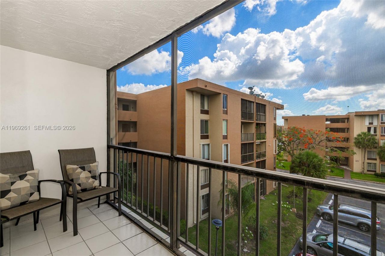 9150 Fontainebleau Blvd, Unit 402, Miami, FL 33172 Photo