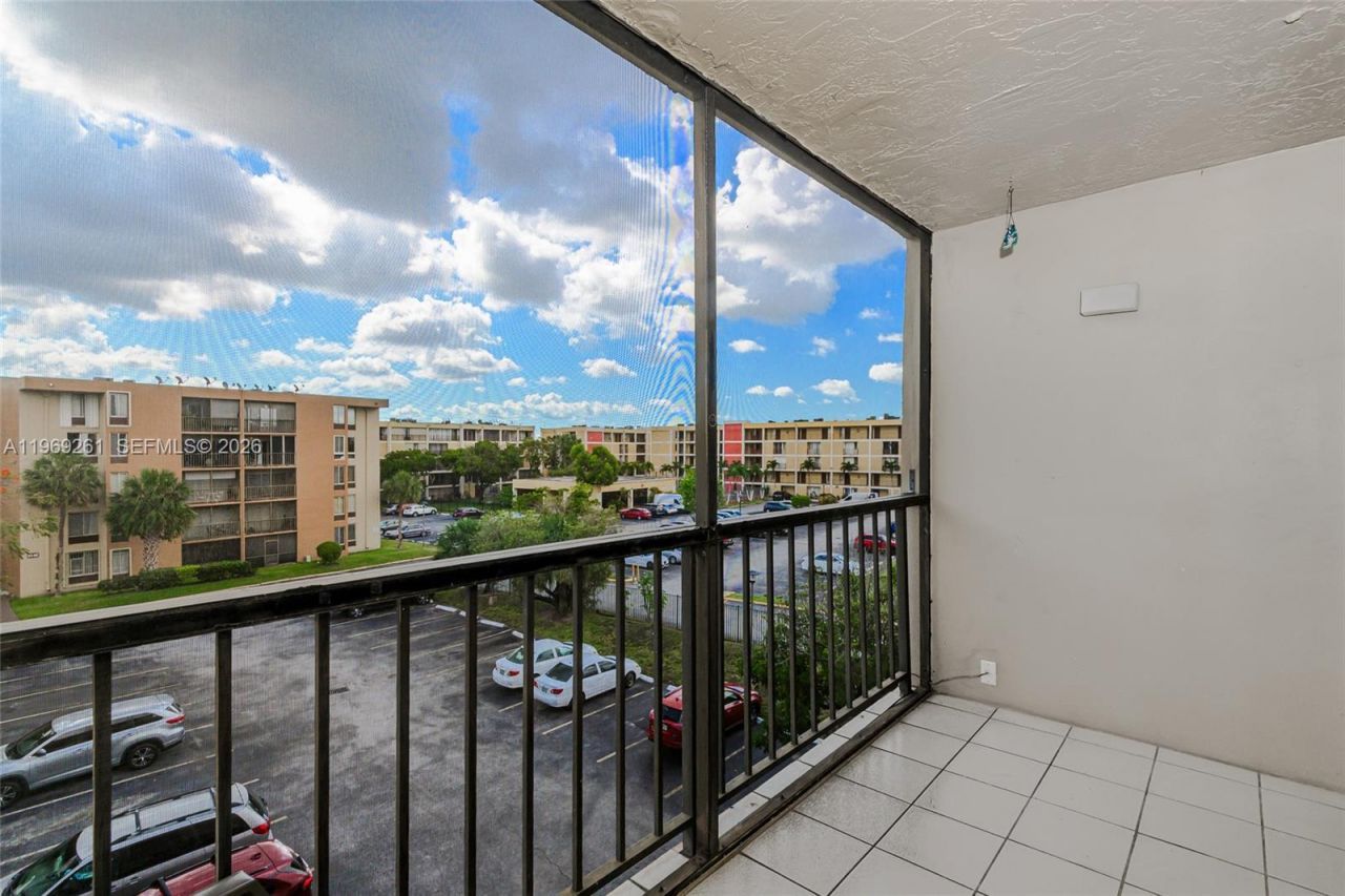 9150 Fontainebleau Blvd, Unit 402, Miami, FL 33172 Photo