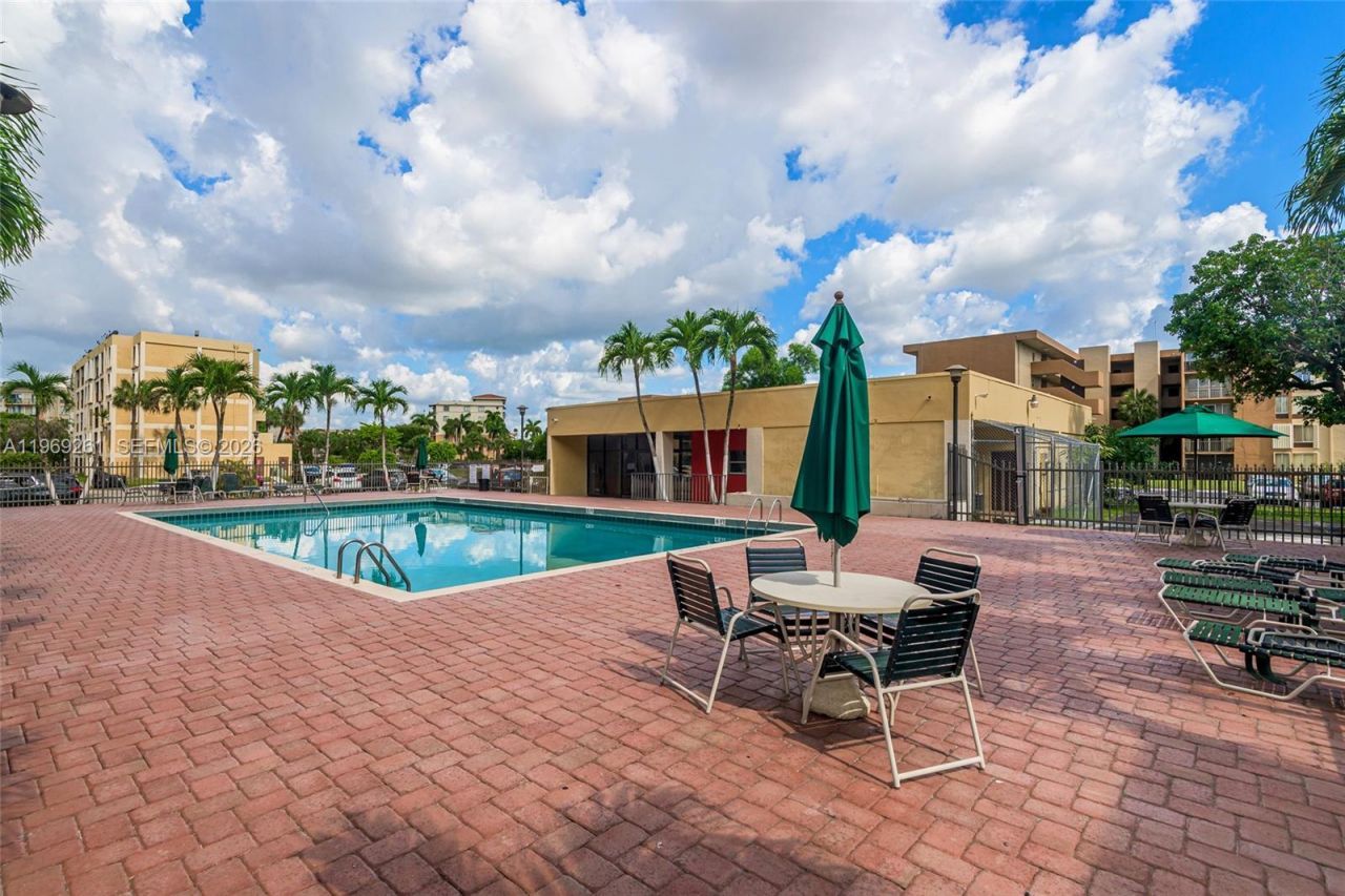9150 Fontainebleau Blvd, Unit 402, Miami, FL 33172 Photo